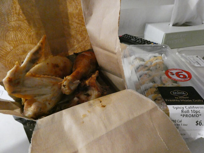 ホテルに帰ってから遅めの夕食です。<br />事前に近くのスーパー（ラルフズ）で買っておいたチキンやカリフォルニアロールなどを食べました。