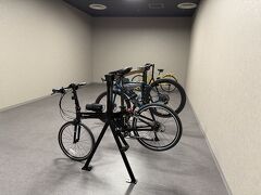 先ずはカプセルホテルにチェックイン。

ミニベロをカシャーン！とトランスフォームして、レセプション横の屋内のサイクルスタンドにぶら下げる。