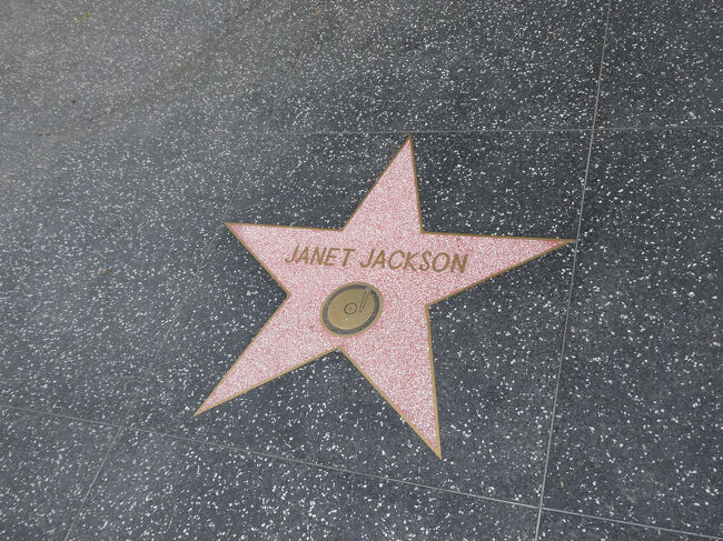 ハリウッドWalk of Fame<br /><br />エンタメ業界に貢献した著明人の名前が刻まれた星形のプレートが埋め込まれている世界的に有名な歩道です。<br /><br />ミッキーマウスのような架空のキャラクターもあるようですが見かけませんでした。