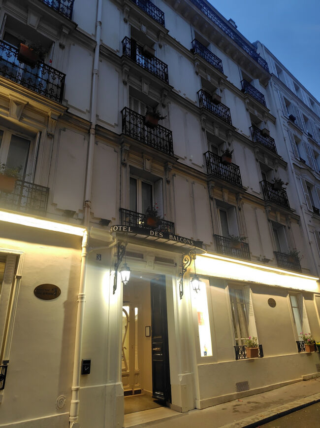 無事ホテルに着きました～<br />外観はプチホテルって感じで可愛いの。降りたバス停からは徒歩7分ほどかな。<br />ガイドブックに載ってたホテルなんですけど女性一人旅にもオススメとあったのでこちらのホテルに決めました。観光するエリアにもよると思うけど私には立地良くて選んで正解だったかな。<br />地下鉄オデオン駅にも近いしね。<br />予約時期によっては結構リーズナブルです。