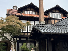 大山崎山荘美術館にようやく到着

献茶式の流れで来ている和服姿の女性も多かったです
今回の献茶式の特別拝観で無料ですが通常は一般1300円中学生以下無料です

館内は撮影禁止です
テラスのみ撮影できます