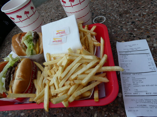 ピーク時だったので席を確保するのも一苦労<br />天気も良く暖かかったのでテラス席で食べることにしました。<br />バーガーとポテト、ドリンクのセットで22ドル（2名分）でした。<br />個人的にはバーガーは前日のJack in The Boxよりこっちが美味しかった。<br />ポテトは前日の方が好みでした。