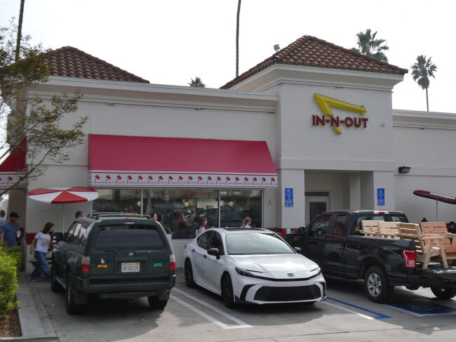 ハリウッドから少し歩いて、大谷翔平がアメリカで一番好きなハンバーガーだと言っていたインアンドアウトバーガー で昼食<br />2日連続ハンバーガーはヤバい（笑）<br /><br />駐車場は満車<br />外からも混雑しているのがわかります。