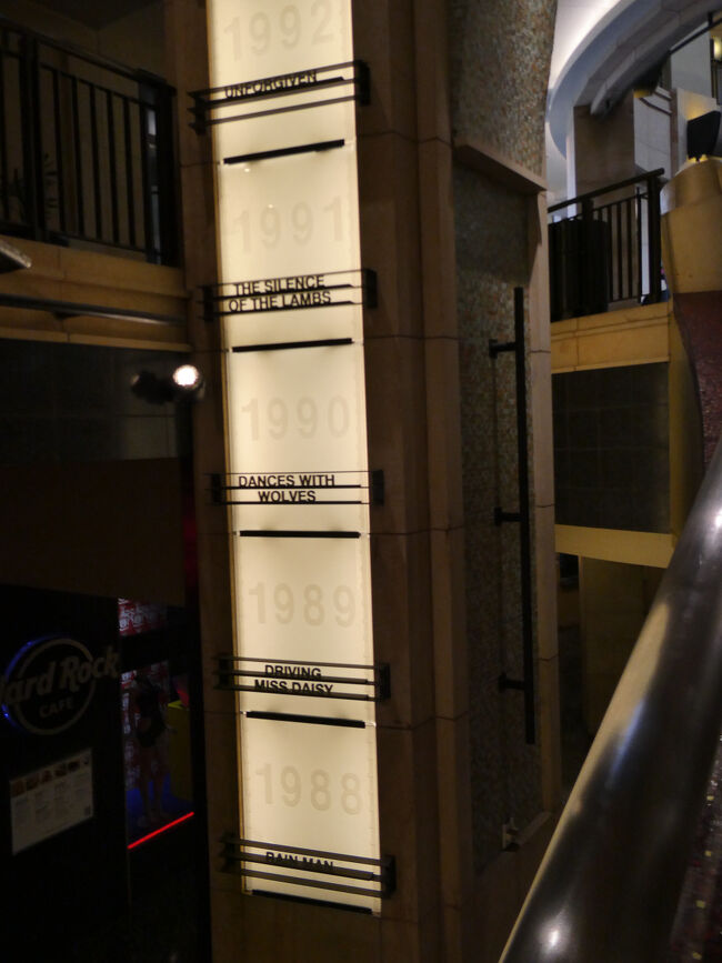 入口の所しか入っていませんが、左右の柱に年代ごとの受賞作品の名前が刻まれていて見ていて楽しかったです。