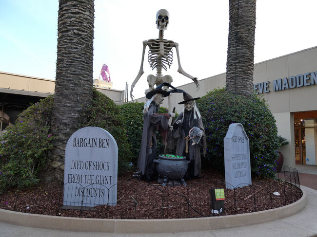 やっぱり本場はハロウィンの力の入れようが違いますね。<br />施設内には他にも本格的なディスプレイがたくさんありました。<br />