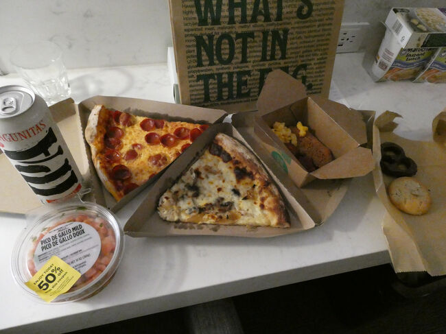 買い物を終えてまたバスに乗ってホテルへ帰りました。<br />今日の夕食はホールフーズのデリです。<br />ピザとお惣菜、今日はデザートにクッキーも買いました。<br /><br />今日はこれで終了です。
