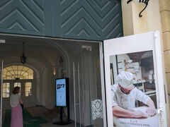 まず、アプフェルシュトゥルーデル作りの実演ショーを見ます。
正式名称「GERSTNER K. U. K. HOFZUCKERBÄCKER SHOW in Schönbrunn」
実は、2日前に来たかったんですけど、タイミングが合わなかったのでした。
メインの門を入って左側のカフェの地下で11:00, 12:00, 15:00, 16:00に毎日行われます。