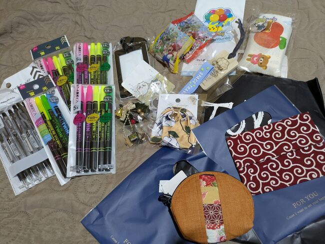 日本から持参のお土産の一部<br /><br />百均の蛍光ペンがわりと役に立つ。<br />海外でも売ってるけど、高かったり。<br /><br />色々と人に親切にしてもらう事が多々。<br />お金を受け取ってもらえない時がほとんど。<br />言葉のお礼だけじゃ、自分の気持ちもスッキリしない。<br />その時に、この百均が役に立った。<br /><br />バス代金を受け取ってくれなかったボゴタのマダム<br />Uber代金を受け取ってくれなかったアイルランドの女性<br />そんな事がいっぱいあり、持って行ってよかった。<br /><br />何かの時に、さっと出せるようにしとく。