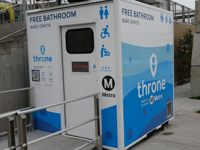 サンタモニカを満喫したのでまた電車に乗って帰ります。<br />駅前にあった「Throne」という無料で利用できるトイレです。<br /><br />日本と違ってコンビニやスーパーなどで気軽にトイレが使えないので助かりました。<br />もっと増えるといいのになあ。