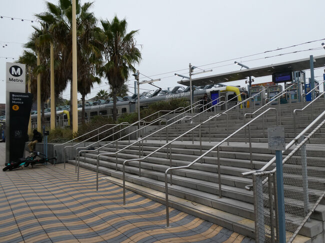 10月26日　4日目<br /><br />LA最終日です。<br />ホテルをチェックアウトして荷物を預かってもらい、電車に乗ってサンタモニカへ行きました。<br />駅は質素な造りで降りる人もあまりいなかったけど、みんなバスとか車で来てるんでしょうか。