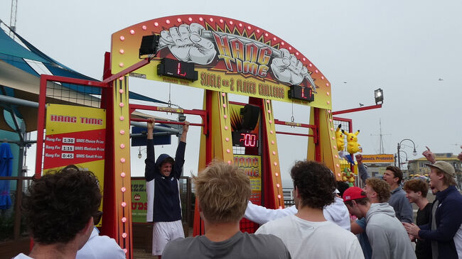 はしゃぐアメリカの若者たち