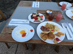 今朝も朝食会場で朝食を頂きます。
そこそこのレパートリーが有るので色々楽しめるのですが。
どうしても個人的にあまり変化の無い朝ごはんです。
でも美味しいですよ。


