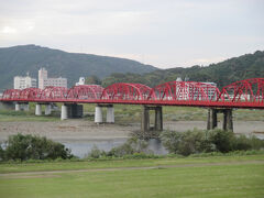 食後は沈下橋まで自転車で行ってきました。
この鉄橋を渡って川沿いを進みます。