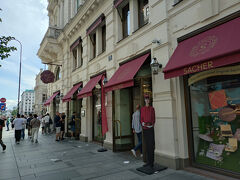 シェーンブルン宮殿から、ホップオフホップオンバスに乗って（パス込）、市内中心部へ来ました。
国立歌劇場の裏にあるホテルザッハーのお土産コーナーへ入ってみます。