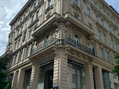 スワロフスキーの本店がありましたので入ってみました。
オーストリア発祥のガラス会社です。