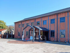 世界唯一のれんがをテーマとした博物館。
現存する鉄骨れんが造りの建物としては最古級のもので、国の重要文化財に指定されています。
港めぐり遊覧船のチケットを販売しています。