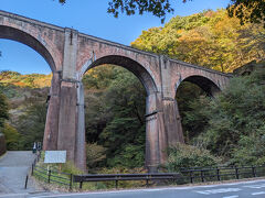 横川駅駐車場で車に乗り、今度は国道18号線からめがね橋を見ます。14:40頃
下から見上げると、高さを感じますね。
