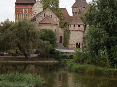 建物の写真を外から撮るぐらいいいじゃん！　イベント情報なんて出す気ありませんよ～！
なんてブーブー文句を言いながら、地下鉄の駅を目指して公園内を歩いていたら、中世のお城のような建物が現れました。
これは1896年に建てられた「ヴァイダフニャド城」です。池のほとりに立つ姿はとてもロマンチック。今回はスルーしましたが、機会があったら内部見学もしてみたいです。