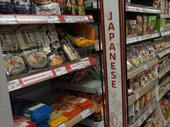 バビグリンの後は、ICONでぶらぶらショッピングしよう、と思って行ったのですが、
日曜日だったためか、近づくほどに大渋滞。
これは駐車場に入るまでにかなり時間がかかりそうだったので、方針変更。
前回も行ったグランドラッキーへ。

日本食材コーナー。お鍋のスープがたくさん並んでいました。
ジャワ島のおでん、そしてお鍋、インドネシアンは日本の味が好きなのかな。