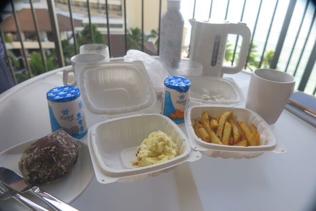 朝食は<br />ヨーグルト<br />マラサダ<br />昨夜のオーキッズのポテト類<br />