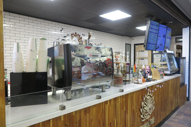 お店のカウンター<br />ここで注文します<br /><br />イートインスペースあります