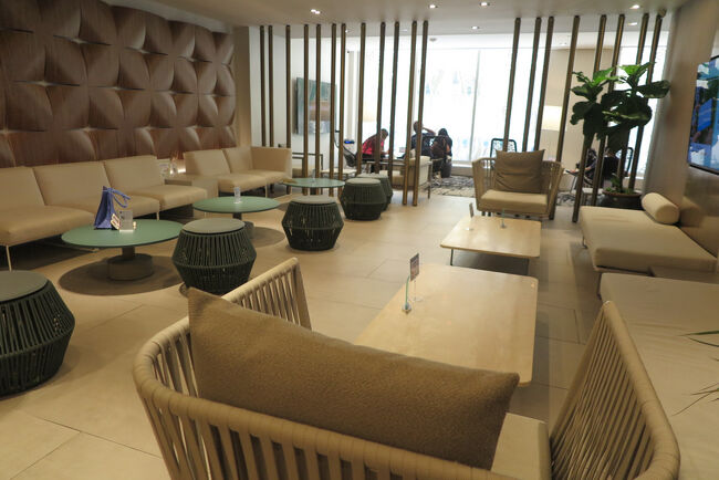 ワイキキショッピングプラザへ<br /><br />JCBプラザで休憩～<br /><br />ライオンコーヒーが飲めます