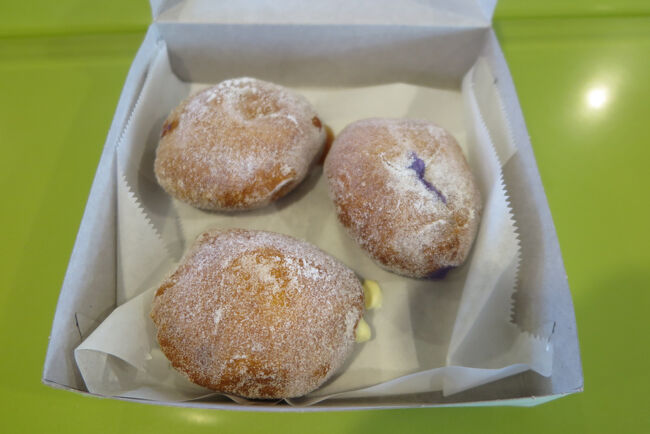 個人的に№1<br />たっぷりとフレーバーのクリームが入っていてふわふわ<br />Hawaiiで食べたマラサダはここが私のナンバーワンです！！<br /><br />参考まで私の順位<br />2位はハワイ島のTEXドライブイン<br />3位はビーチウォークのフリーマーケット（4日目で紹介）<br />4位はローソン<br />5位はレイナーズ<br />6位ワイキキマーケット