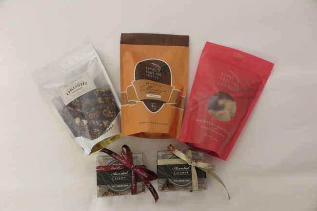 ロッキーロードのようなチョコレート、おこし風のチョコレート、<br />マカデミアナッツのチョコレートがあります<br />それぞれ購入しお薦めのクッキーも購入<br /><br />カハラホテルでチョコレート職人していた方のお店で<br />使用しているカカオの産地はカハラとは違うそう<br /><br /><br />