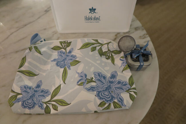 アロハコレクションのハレクラニ仕様のポーチ<br />茶こし付きの紅茶