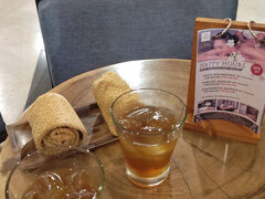 ホテルはジンバランにある、『ウォーターマークホテルスパ＆バリジンバラン』です。

チェックインの際にジンジャーティーと冷たいおしぼりを頂きました。