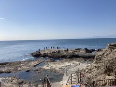 そして島の反対側の稚児ヶ淵まできました。
立ち入り禁止を突破した釣り人が多数。