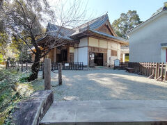 「松尾の丸」には御殿あり、見学することが出来ます。

飫肥城復元事業により、昭和54（1979）年に建設された江戸時代初期の書院造で、御座の間、御寝所、涼櫓、茶室など20以上の部屋があるそうです。