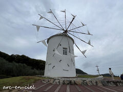 ギリシャ風車へ。
青空だと映えるんですけど、残念ながらの曇天(≧∀≦)。
風車前は、アジアのツアー客が大勢ジャンプされているので、人の少ない場所で撮影しました。