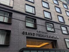 今回のホテルは相鉄グランドフレッサバンコク。ホテル前は電線きれい。