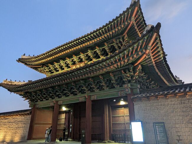 18時に入って20時に出た<br />2時間も居た<br />昌慶宮は21時までだがチケットの購入は20時まで<br />中国人家族がタクシーに乗って急いで来たが、チケット売り場はもう閉まっていて入れなかった<br />あと4分早く来れば入れたのに<br />さ、夕食を食べに行こう<br />バス1本で行けるので東大門に行こう