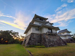 夏は日が長い。日没まで時間があるのでもうひと観光。これは城跡ではなく、城を模した長岡市郷土史料館。時間が遅いのですでに閉館していますが・・・
