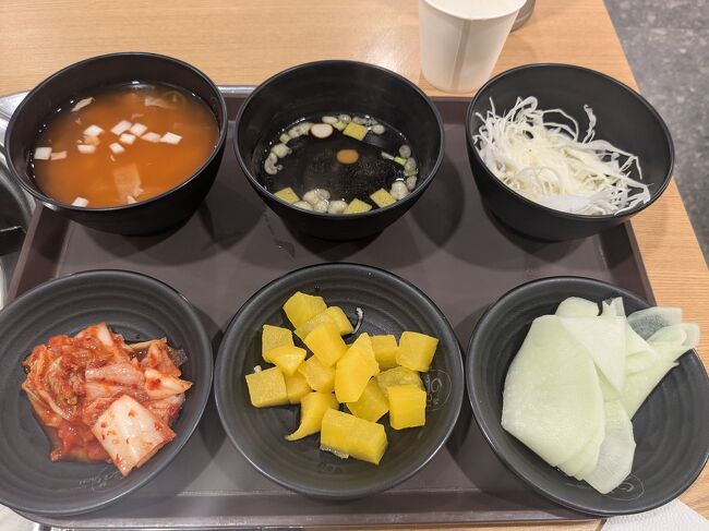 ユガネはチェーン店なので何度も利用したことがある<br />店員さんは何も言ってっくれへんかったがユガネはバンチャンセルフやもんな<br />とセルフコーナーに取りに行く<br />ユガネ初めての日本人が来たらバンチャン食べられへんな