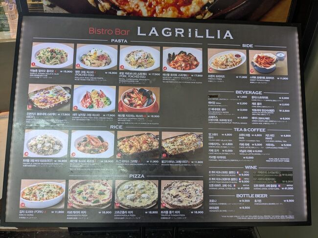 搭乗まで時間があるのでなんか食べようと中2階に行く<br />どこも並んでて待ってられない