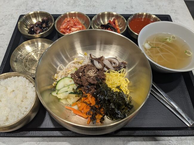 搭乗口に近い所で食事