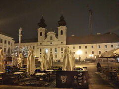 セーチェニ広場　Széchenyi tér
大きな教会がある広場に出ました。
ベネディクト会修道士教会