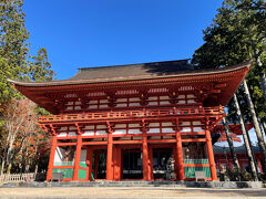 高野山入り口にある大門に対して、中門は伽藍の入口を守る門。
