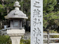 奥之院は、壇上伽藍とともに高野山の二大聖地。
弘法大師入定の地であり、弘法大師御廟は大師信仰の中心聖地です。
