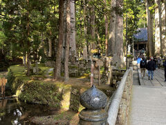 御廟橋は、弘法大師御廟に一番近い橋。
御廟橋より先は聖域であり、写真撮影は禁止。
服装を正し、一礼して渡ります。
燈籠堂の奥には、弘法大師さまが御入定されている弘法大師御廟があります。
身が引き締まります。