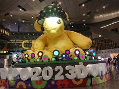 空港の有名なぬいぐるみ。
めっちゃ目立つところに、どーんとあります。
なかなか、かわいい。