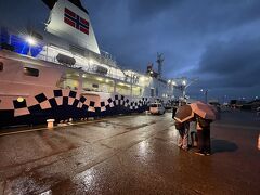 5:30に放送で強制的に目覚めさせられ顔を洗い下船の準備
6時に岡田港へ着岸

やはり雨
