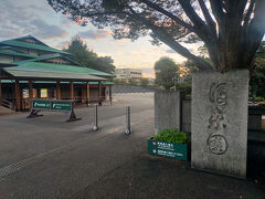岡山後楽園
朝早くてまだ開園していません。