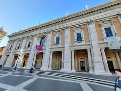 「カンピドリオ広場」

教皇パウロ3世の命を受け、ミケランジェロが設計
工事開始から、１００年以上を要している

コンセルヴァートリ宮
向かい側のヌオーヴォ宮と共にカピトリーノ美術館