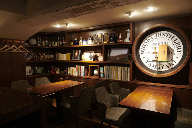 日比谷BAR WHISKY-S・テーブル席<br />今回は、この右側のテーブル席に案内されました。山崎１２年が樽天端を模した部分に置かれています。