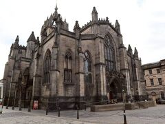 聖ジャイルズ大聖堂。写真では分かりづらいですが、尖塔が王冠になっています。