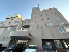 今回は行き当たりばったりで、空室のあった伊勢崎のビジホに泊まります。
大浴場と朝食付き、新館で1泊4500円